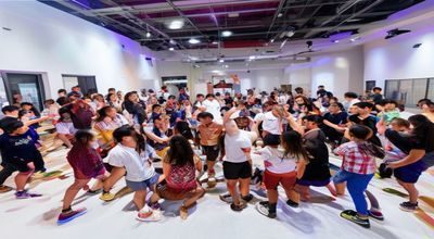 足控屋社群夏季主题活动现场，爱好者们围绕足控艺术创作展开热烈讨论，氛围轻松愉快